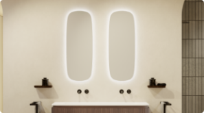 Badkamer met twee verlichte spiegels en zwarte kranen.